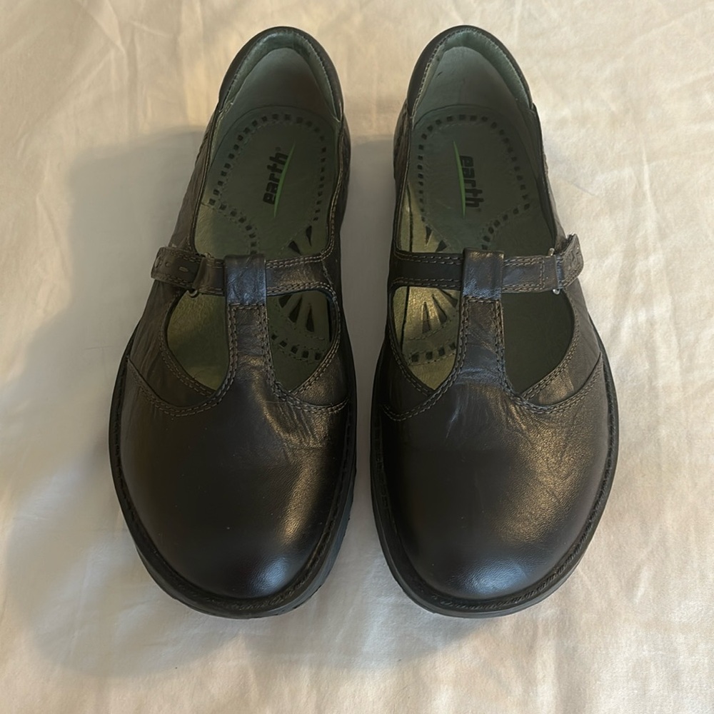 EARTH black leather shoes